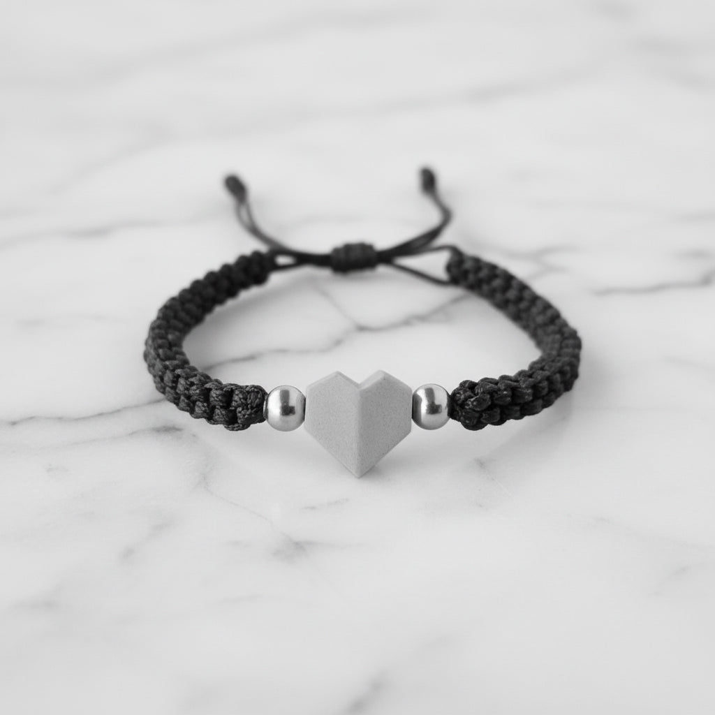 TINY LOVE. PULSERA CON CORAZON Y CORDON TRENZADO NEGRO
