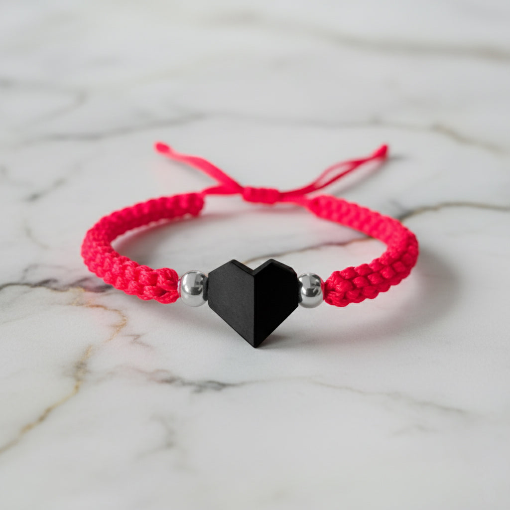 TINY LOVE. PULSERA CON CORAZON NEGRO Y CORDON TRENZADO ROJO