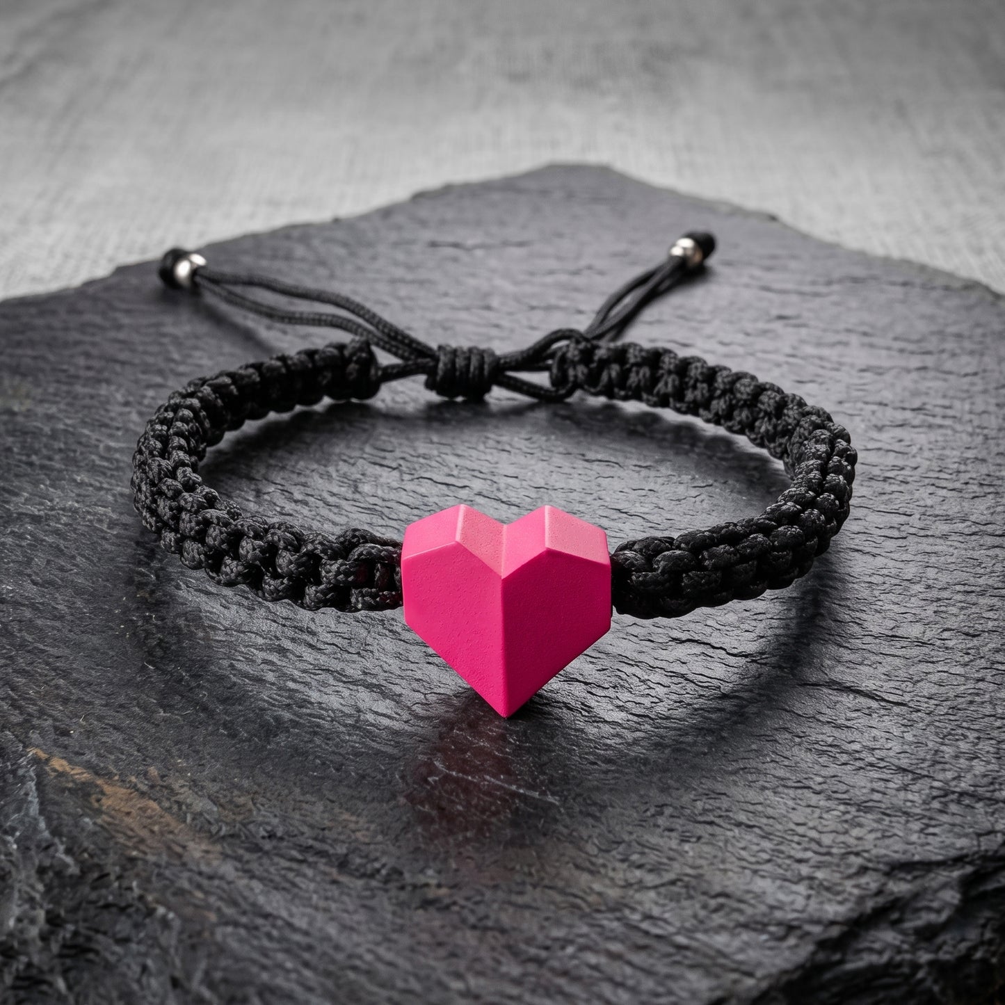 TINY LOVE. PULSERA CON CORAZON ROSA Y CORDON TRENZADO NEGRO