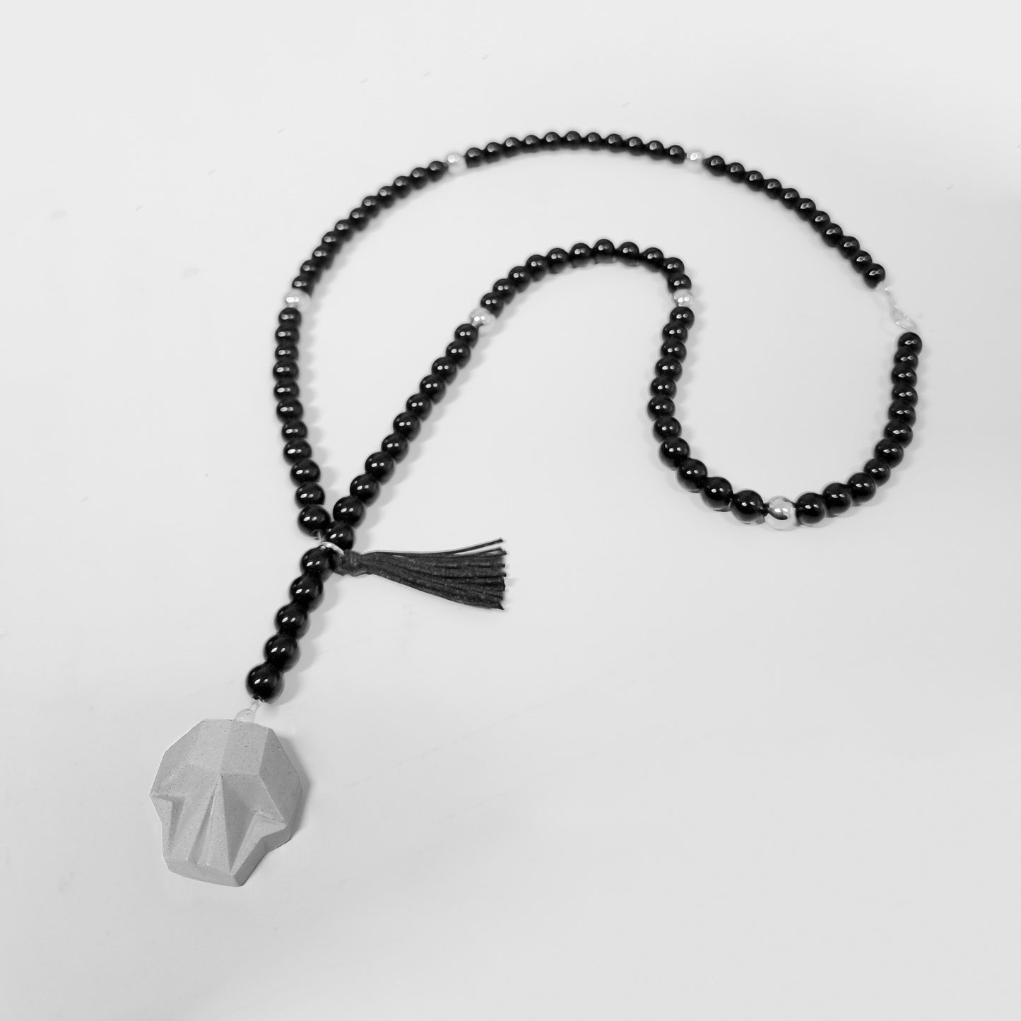 COLLAR ONIX CON CALAVERA CONCRETO