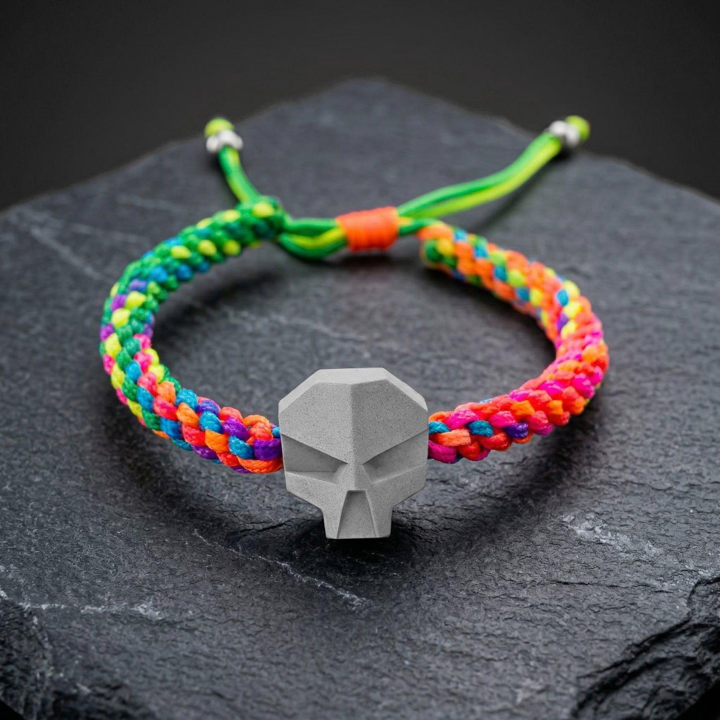 SKULL. PULSERA CALAVERA GRIS CORDON TRENZADO MULTICOLOR