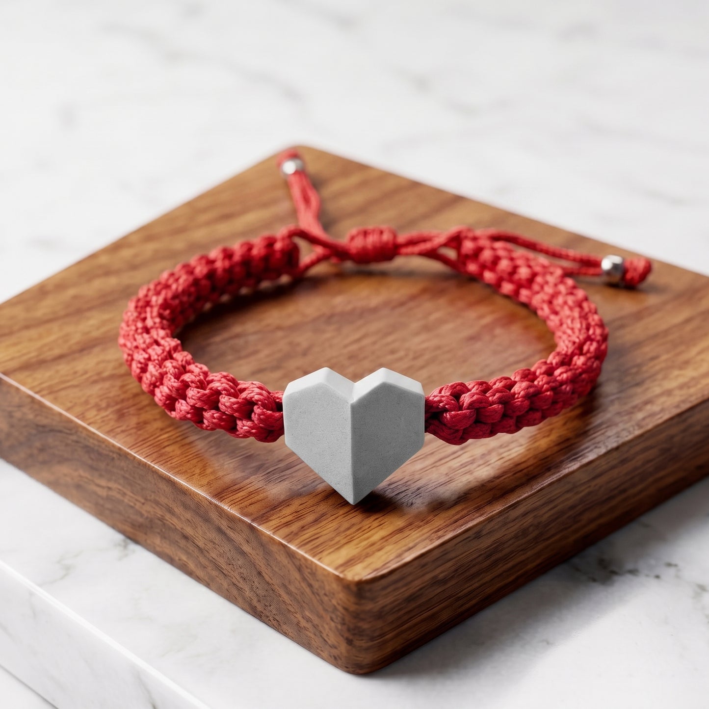 TINY LOVE. PULSERA CON CORAZON Y CORDON TRENZADO ROJO