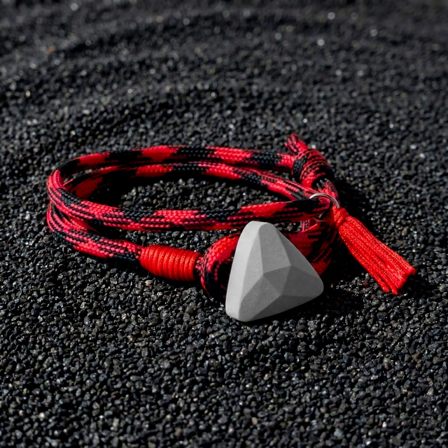 TRIANGLE MIX RED, PULSERA TRIANGULO DE CONCRETO