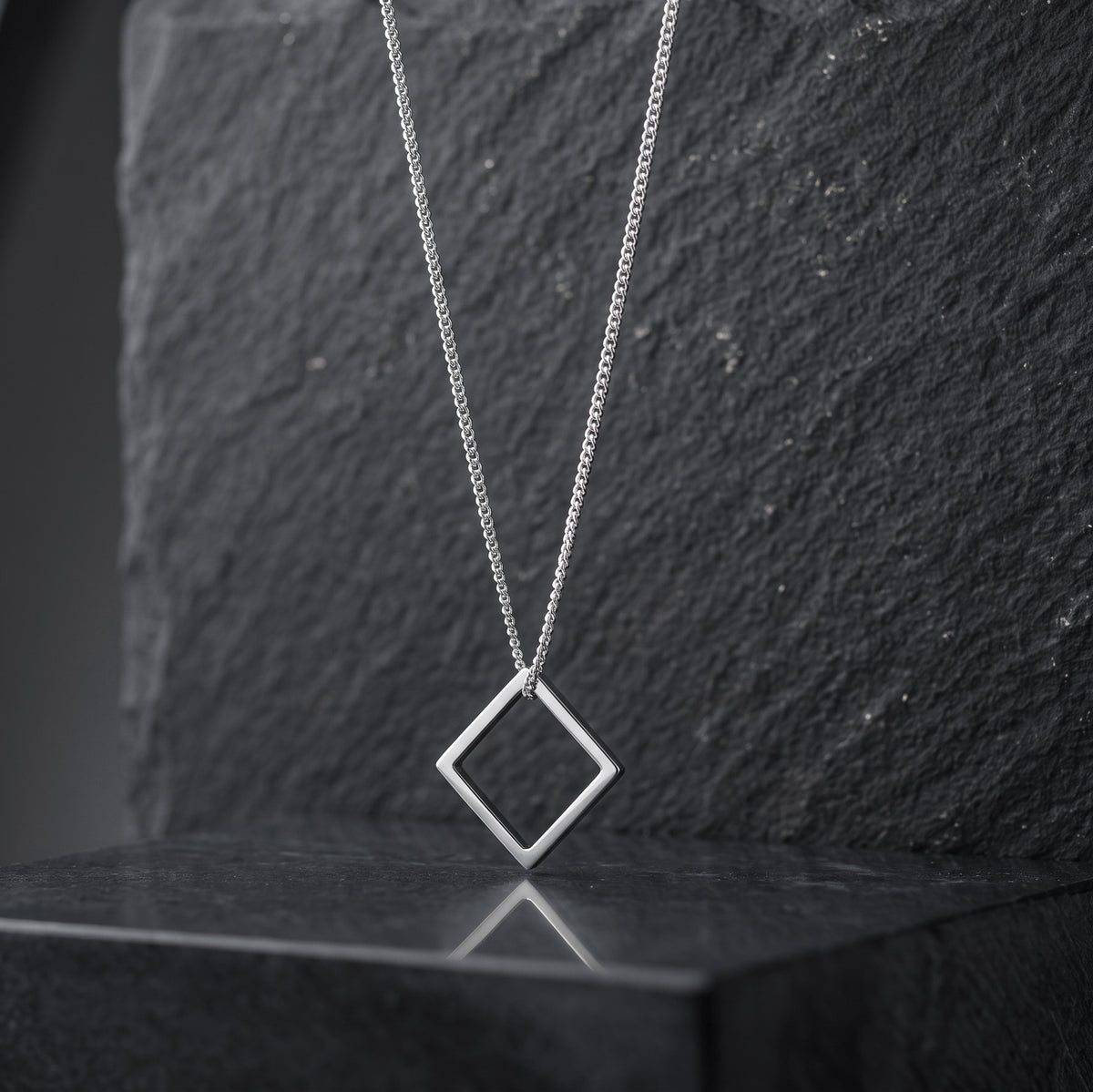 BASIC SQUARE. COLLAR ACERO INOXIDABLE CON DIJE GEOMETRICO