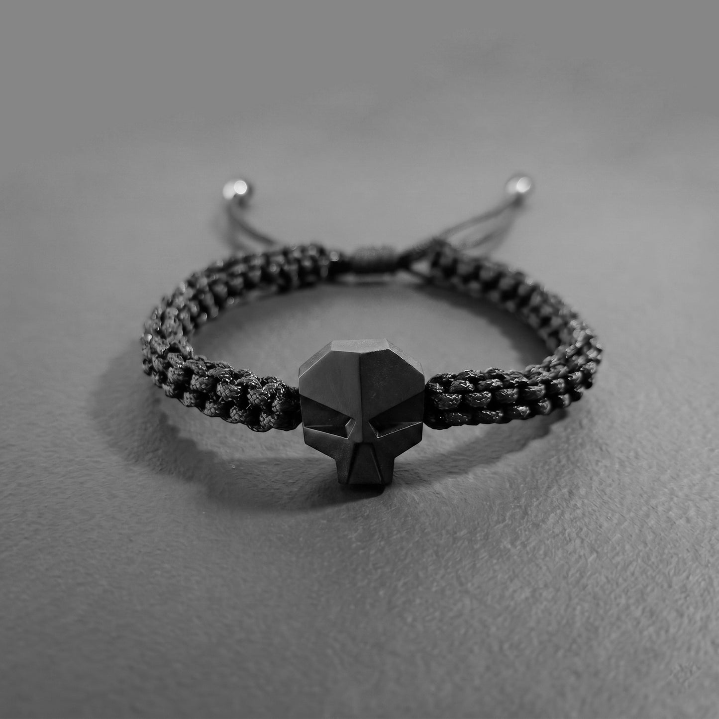 DARK SKULL. PULSERA CALAVERA NEGRA CORDON TRENZADO NEGRO