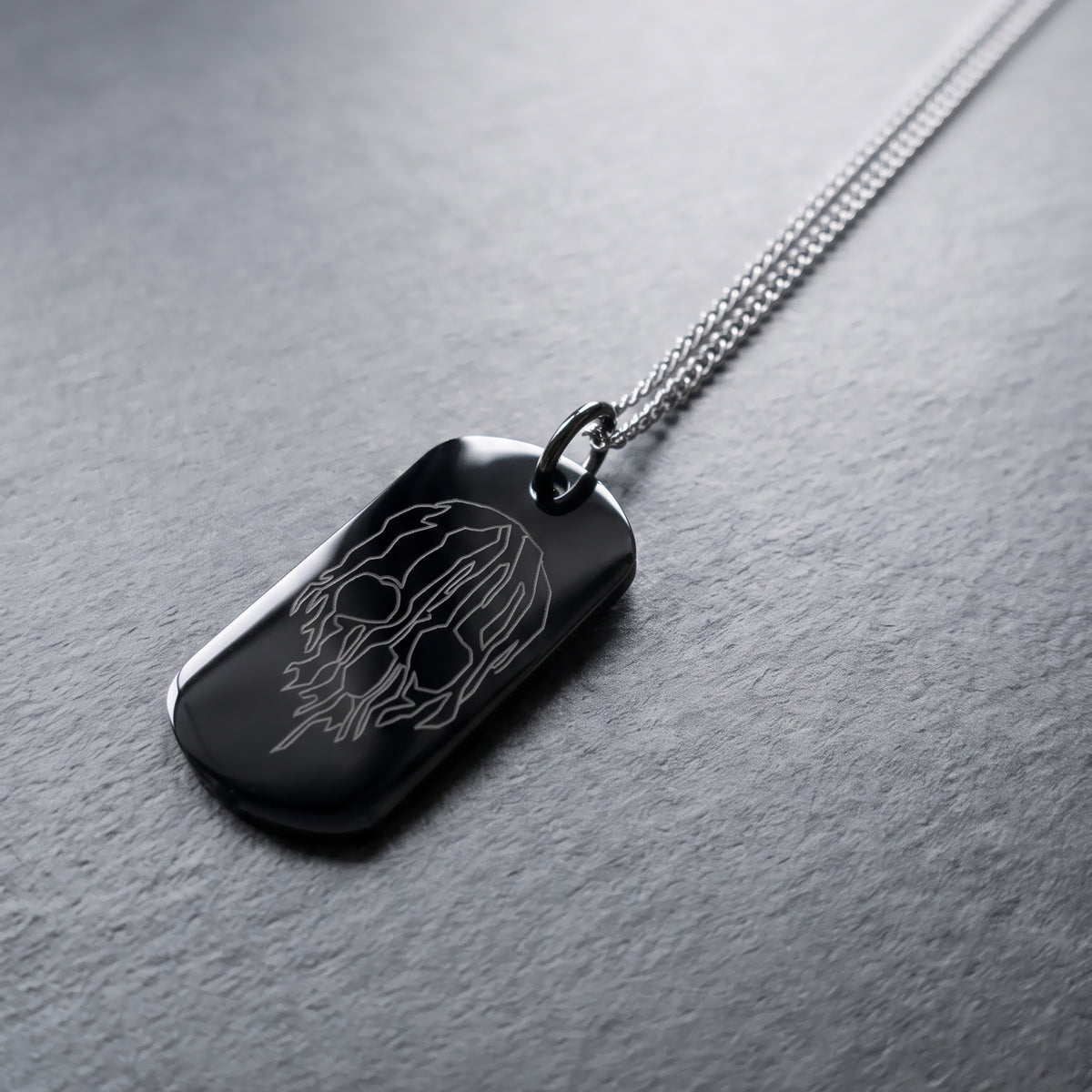 SKULL TAG. COLLAR CON PLACA NEGRA DE ACERO GRABADA CON CALAVERA ABSTRACTA