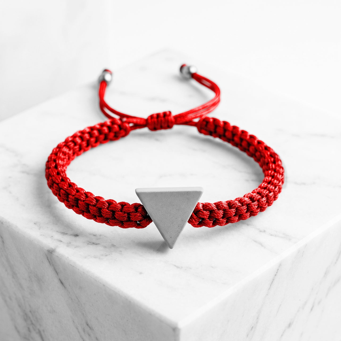 TINY TRIANGLE. PULSERA CON TRIANGULO Y CORDON ROJO