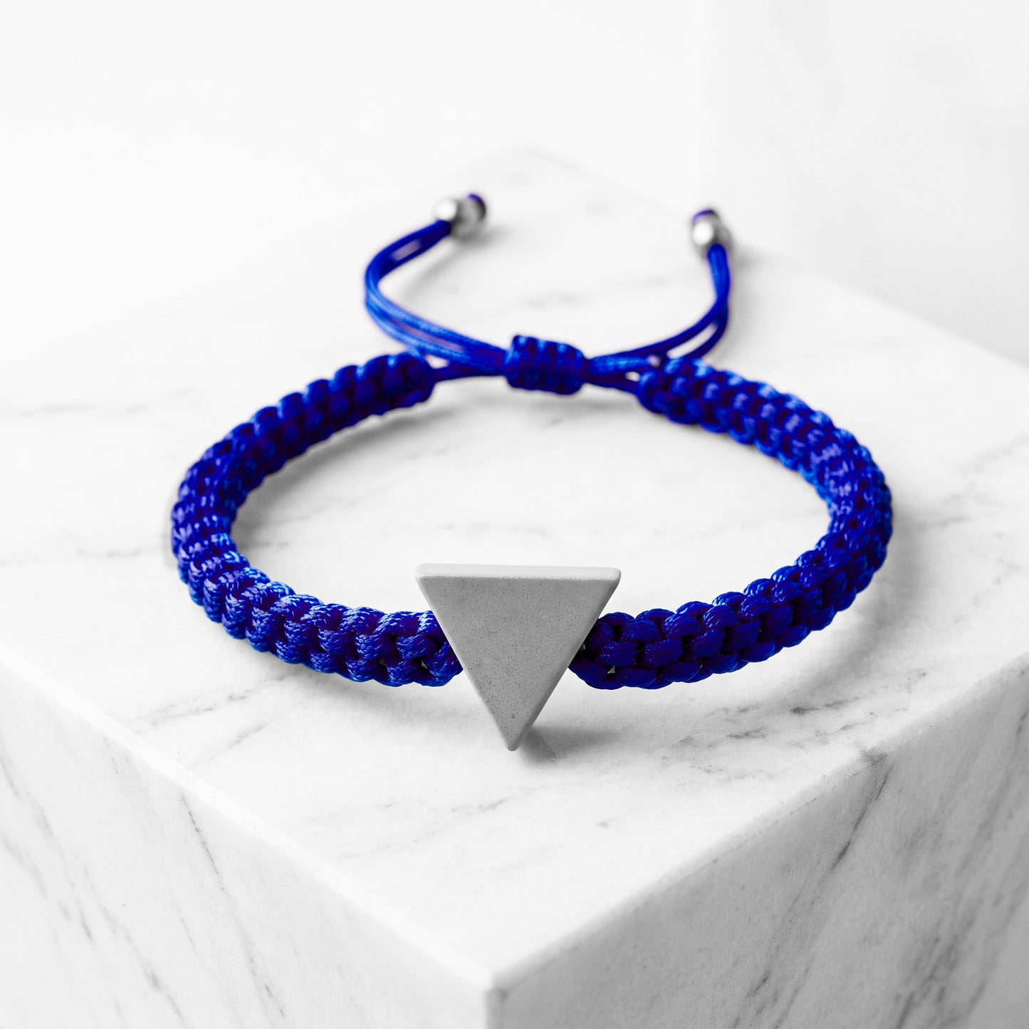 TINY TRIANGLE. PULSERA CON TRIANGULO Y CORDON AZUL MARINO