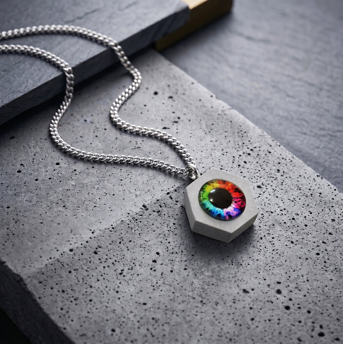 HEX EYE. COLLAR HEXAGONO CONCRETO CON OJO COLORES I