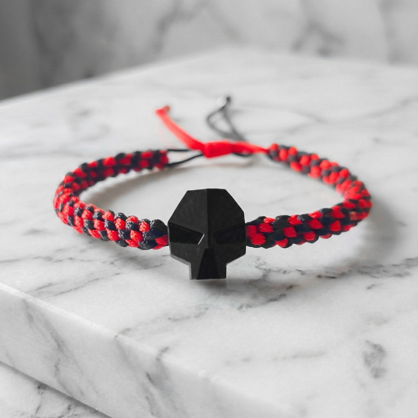 DARK SKULL. PULSERA CALAVERA NEGRA CORDON TRENZADO ROJO