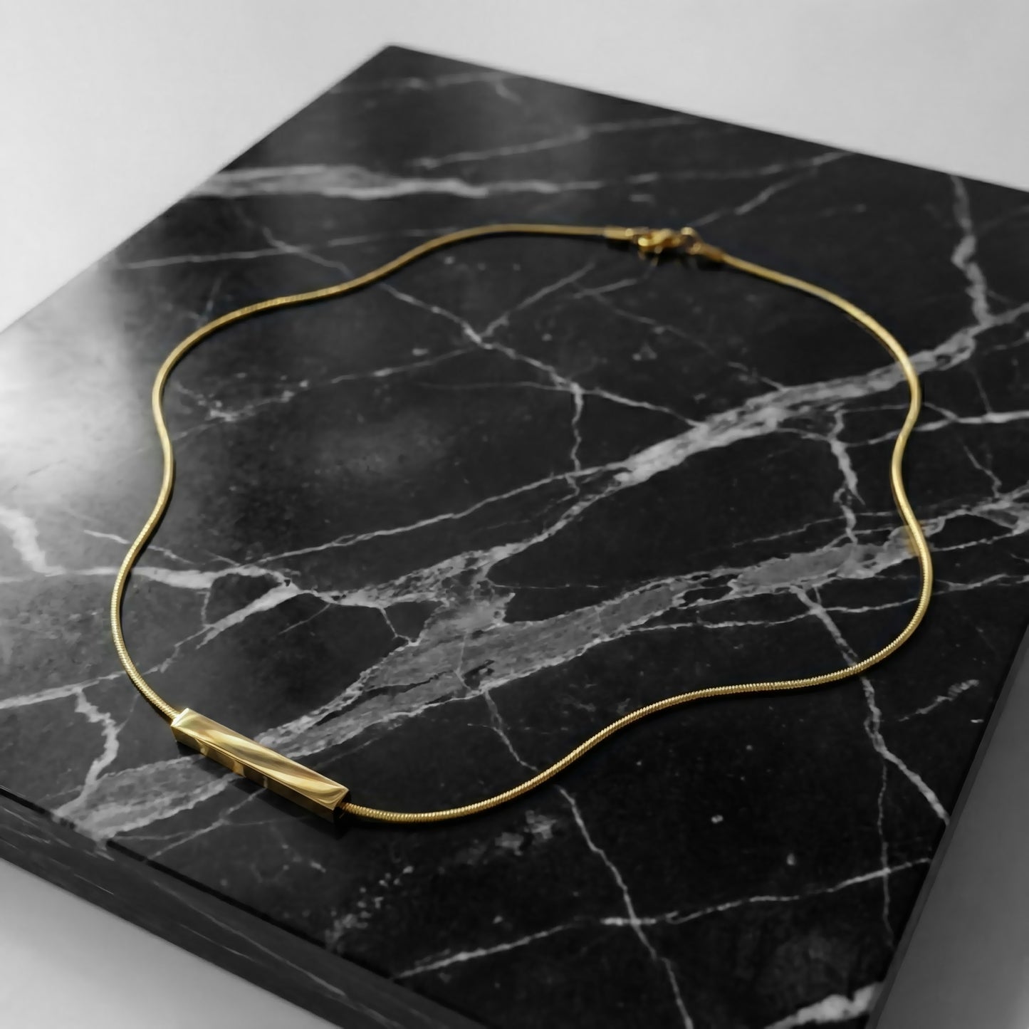 COLLAR TUBO CUADRADO DORADO