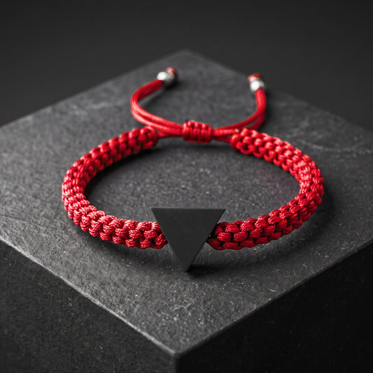 TINY TRIANGLE. PULSERA CON TRIANGULO NEGRO Y CORDON ROJO