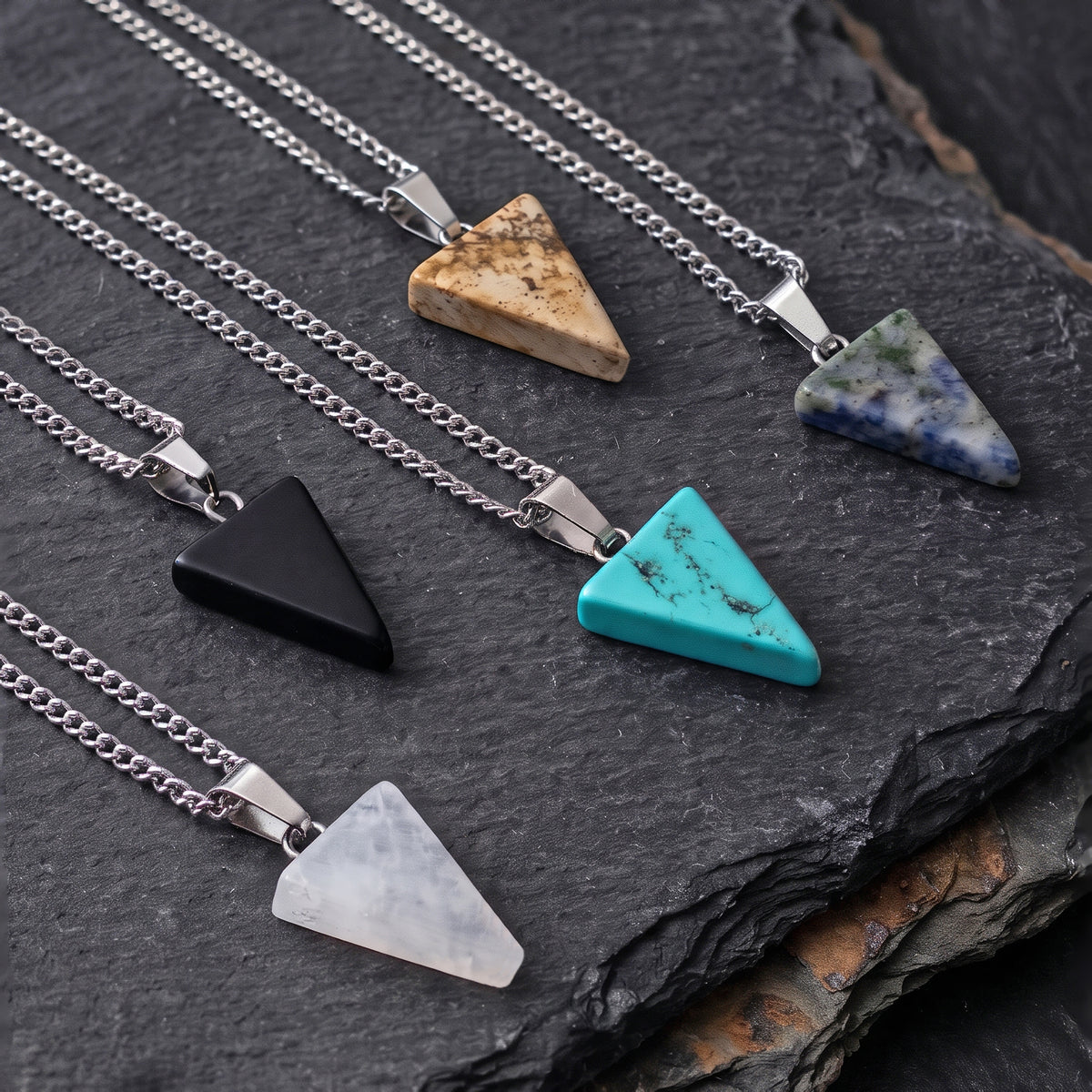 TRIANGLE JASPER. COLLAR CADENA DE ACERO INOXIDABLE CON DIJE TRIANGULO