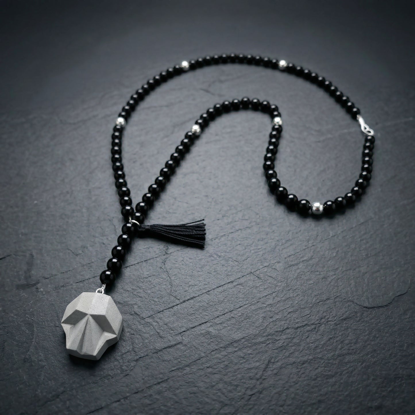 COLLAR ONIX CON CALAVERA CONCRETO