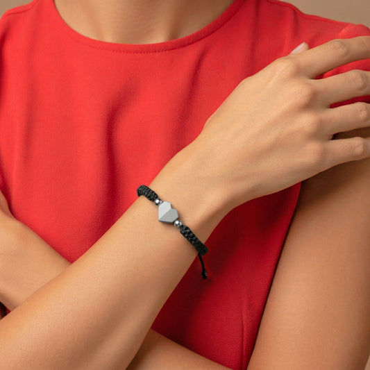 TINY LOVE. PULSERA CON CORAZON Y CORDON TRENZADO NEGRO
