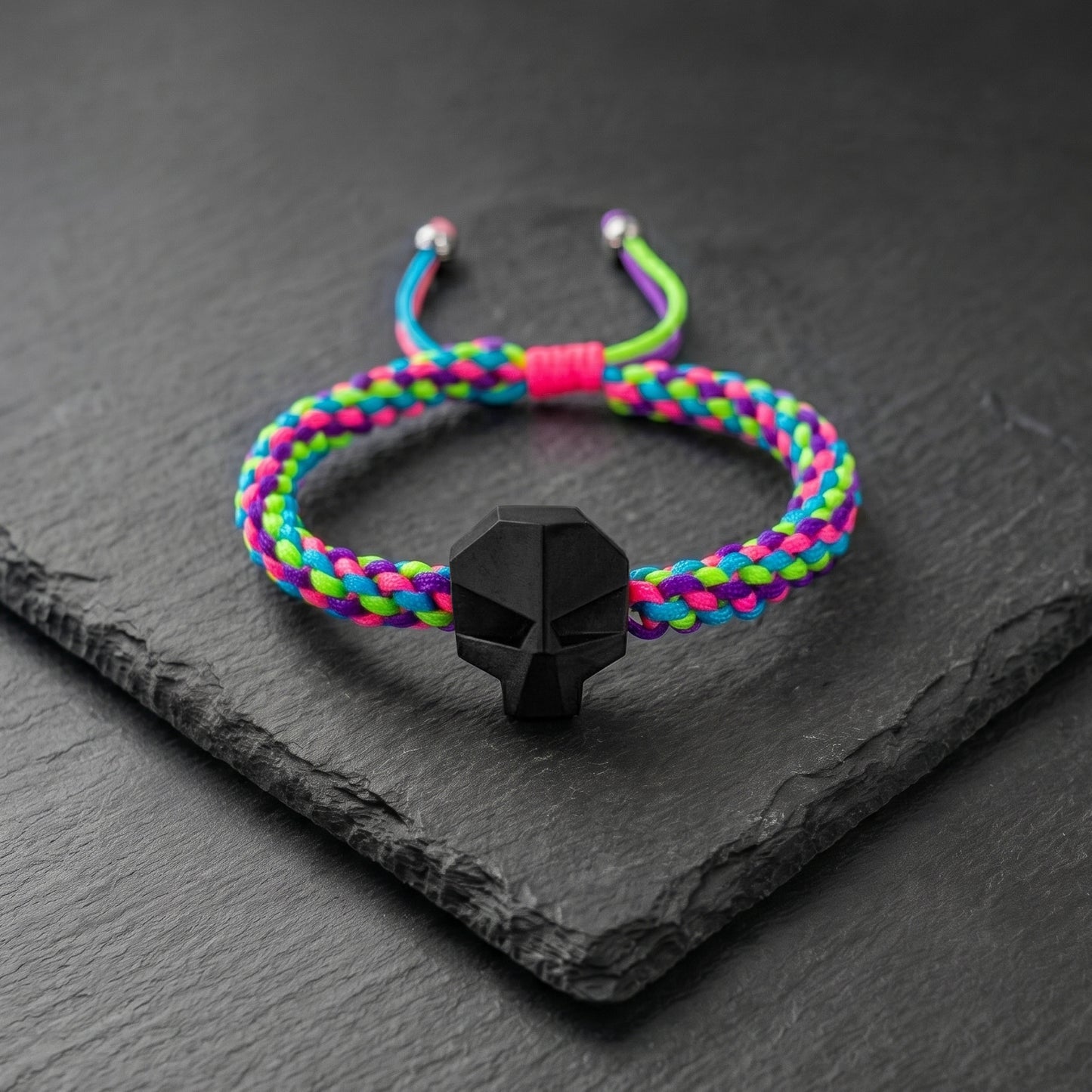 DARK SKULL. PULSERA CALAVERA NEGRA CORDON TRENZADO MULTICOLOR