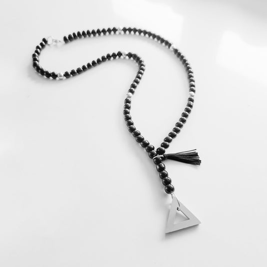 STONE TRIANGLE NECKLACE