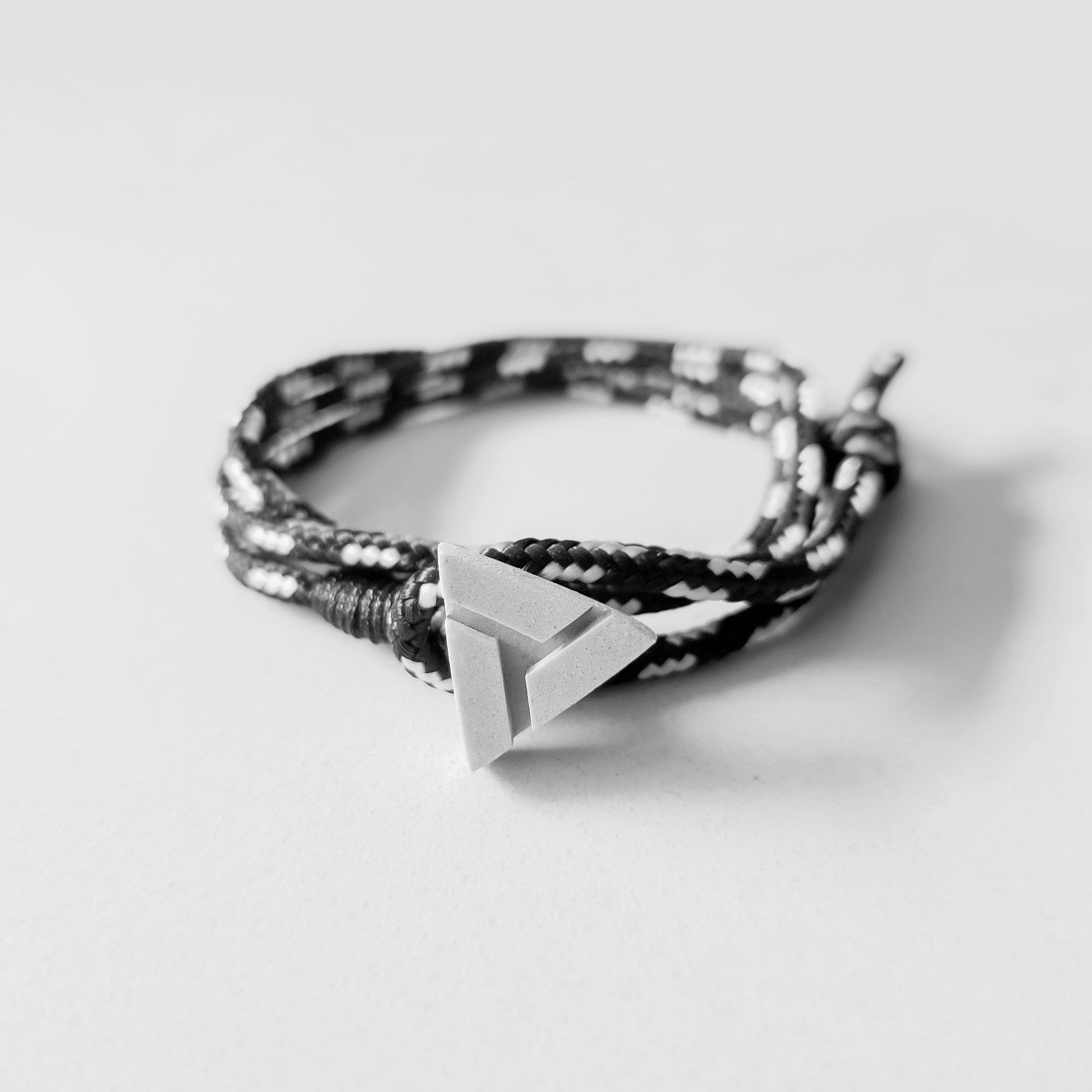 BLACK WHITE SLICED TRIANGLE