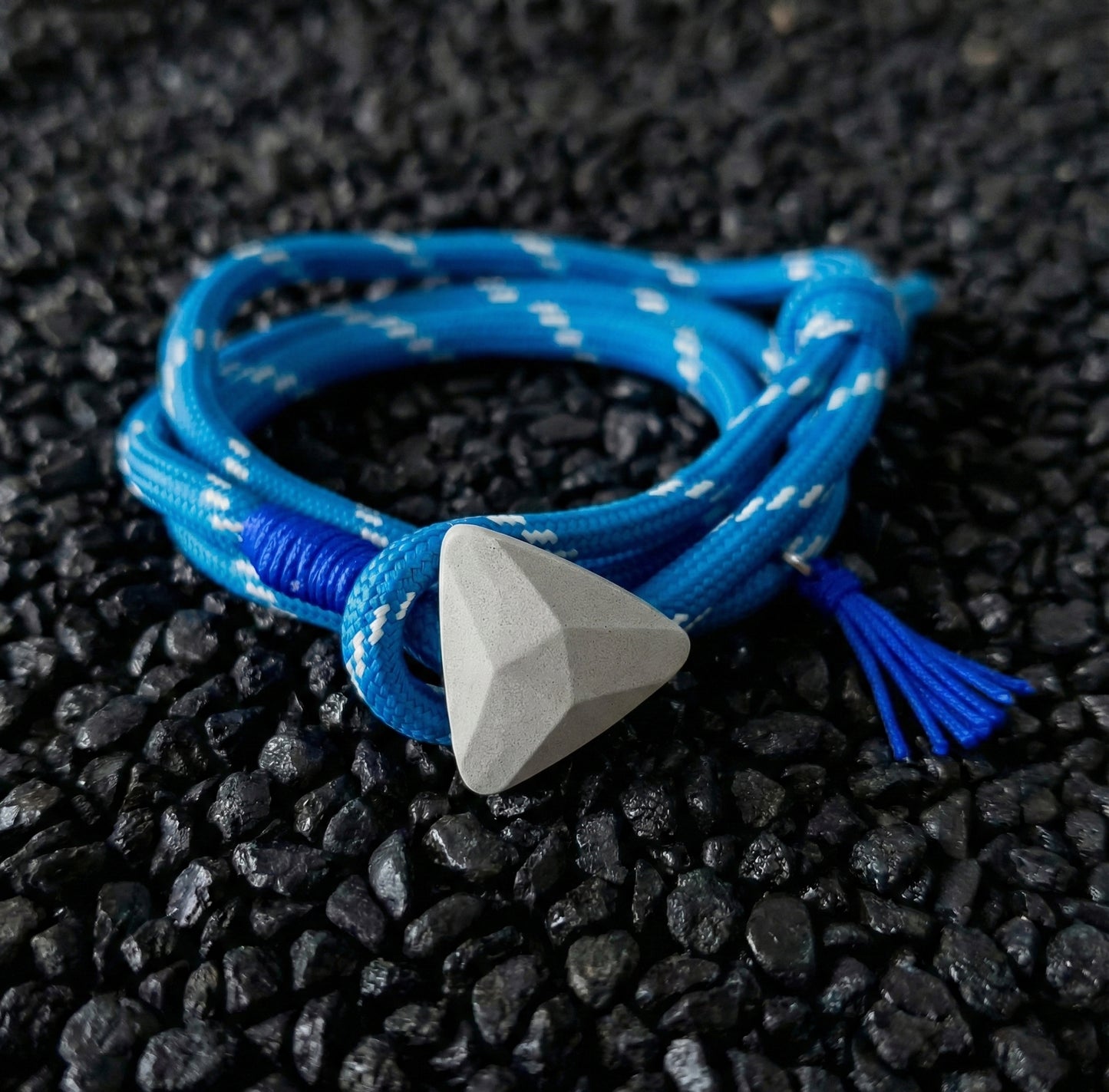 TRIANGLE MIX BLUE, PULSERA TRIANGULO DE CONCRETO