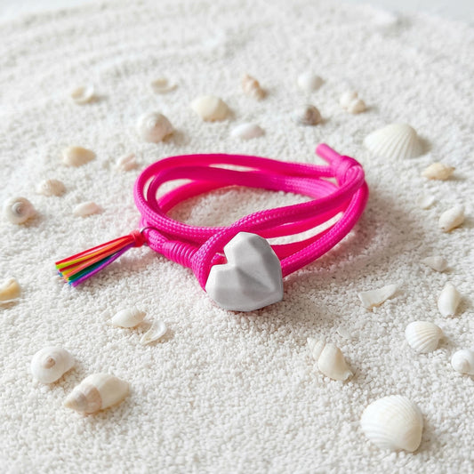 PULSERA CORAZON CONCRETO CORDON ROSA MAGENTA
