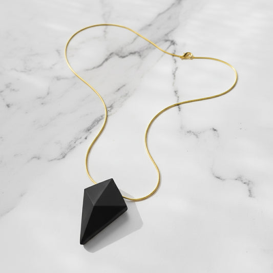 COLLAR PRISMA NEGRO, CADENA DORADA