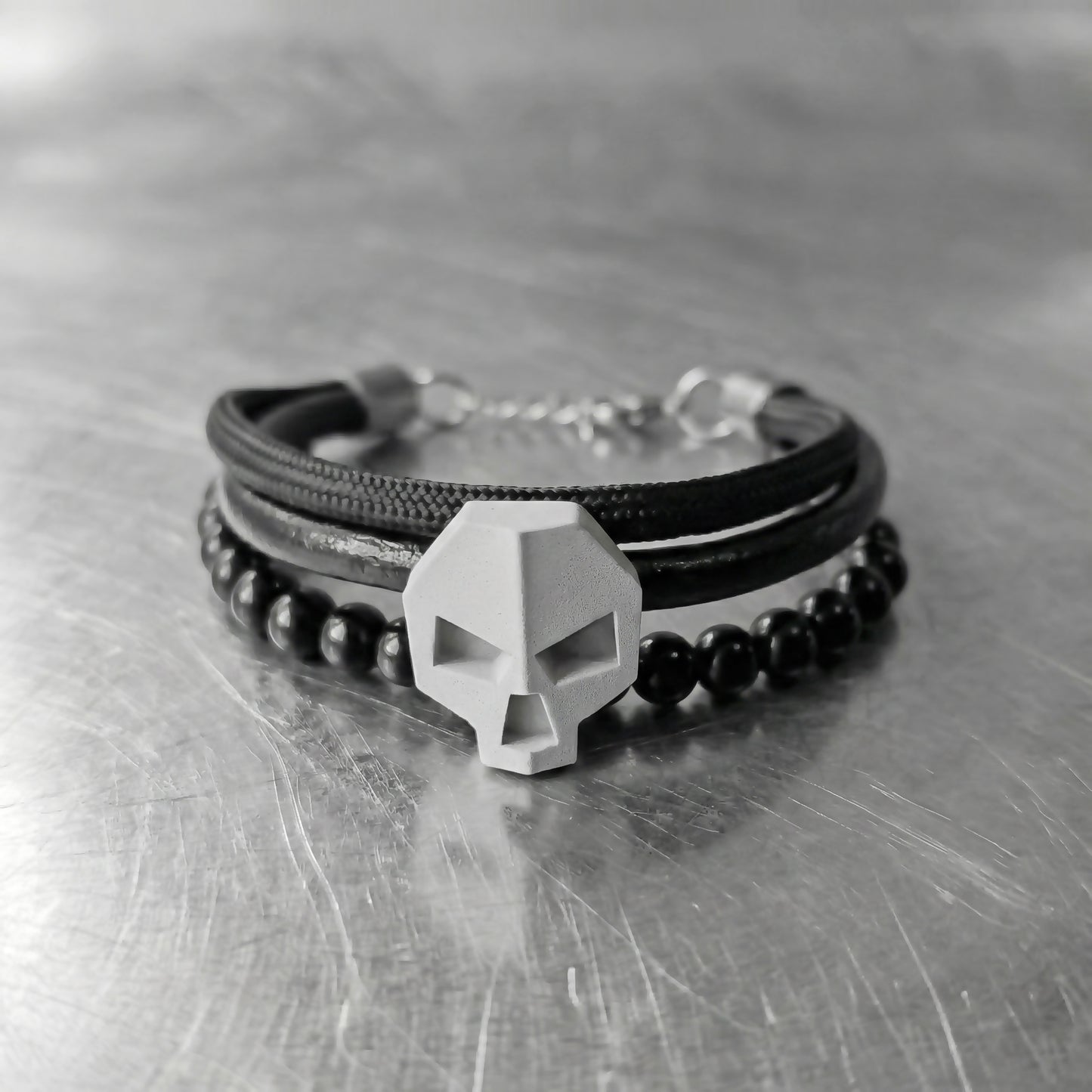 SKULL PULSERA TRIPLE CON CALAVERA Y CORDONES MIXTOS