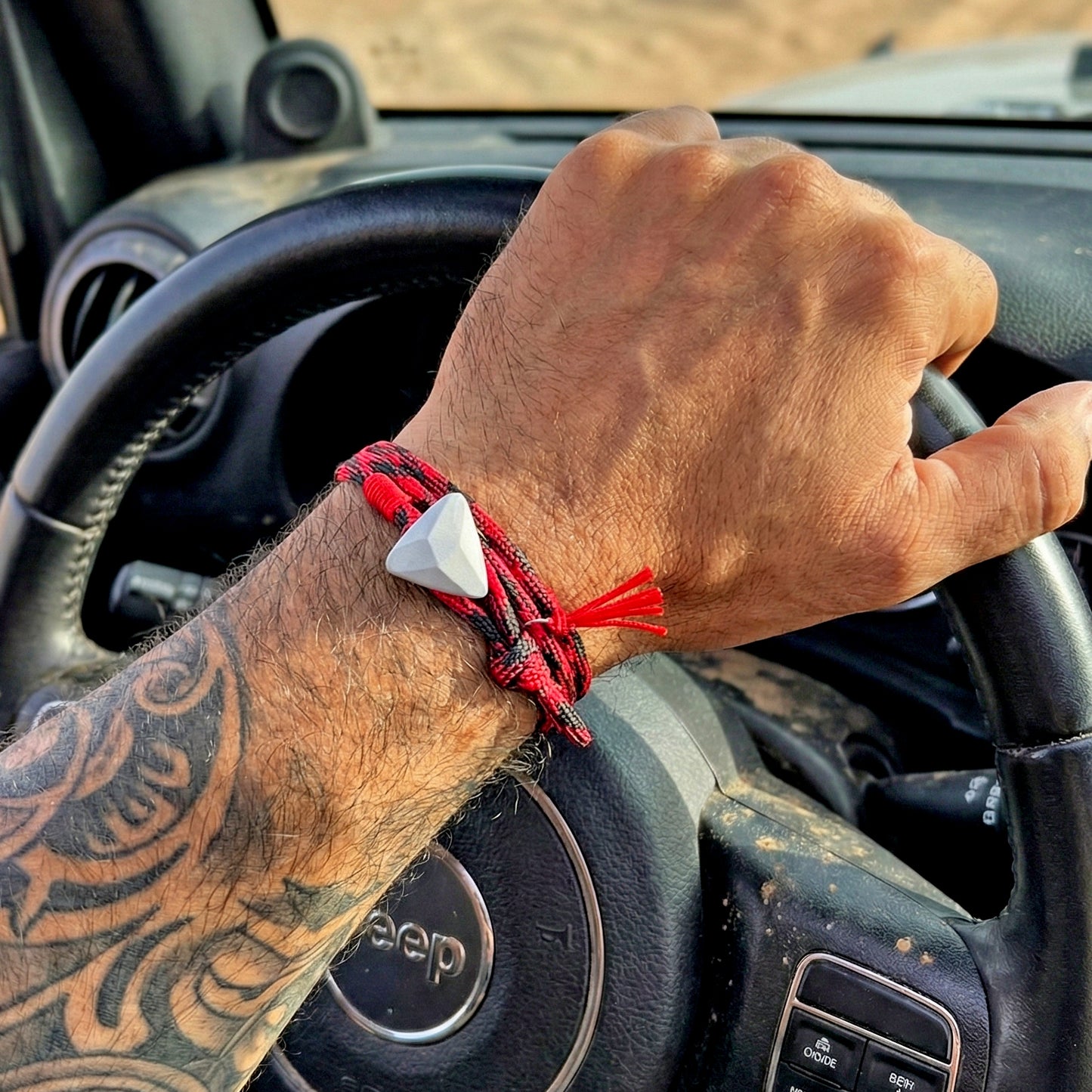 TRIANGLE MIX RED, PULSERA TRIANGULO DE CONCRETO