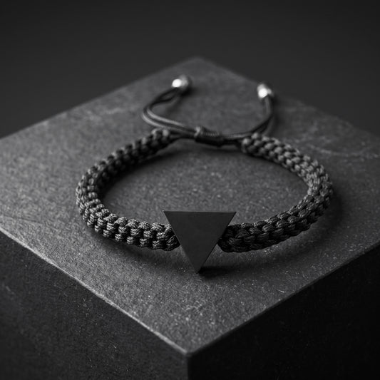 TINY TRIANGLE. PULSERA CON TRIANGULO NEGRO Y CORDON NEGRO
