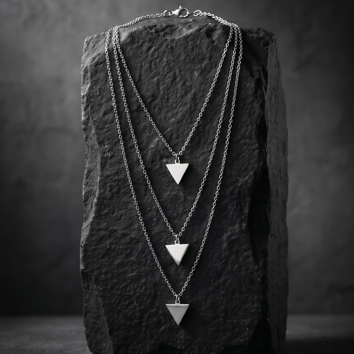 TRIANGLE TRIO. COLLAR DE ACERO INOXIDABLE TRIPLE CON 3 TRIANGULOS