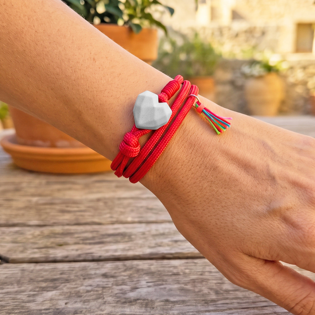 PULSERA CORAZON CONCRETO CORDON ROJO