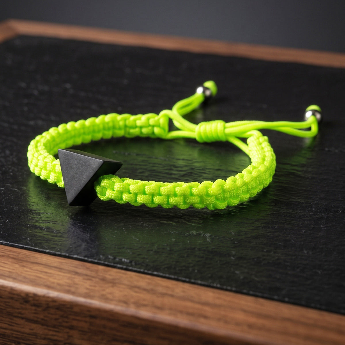 TINY TRIANGLE. PULSERA CON TRIANGULO NEGRO Y CORDON NEON
