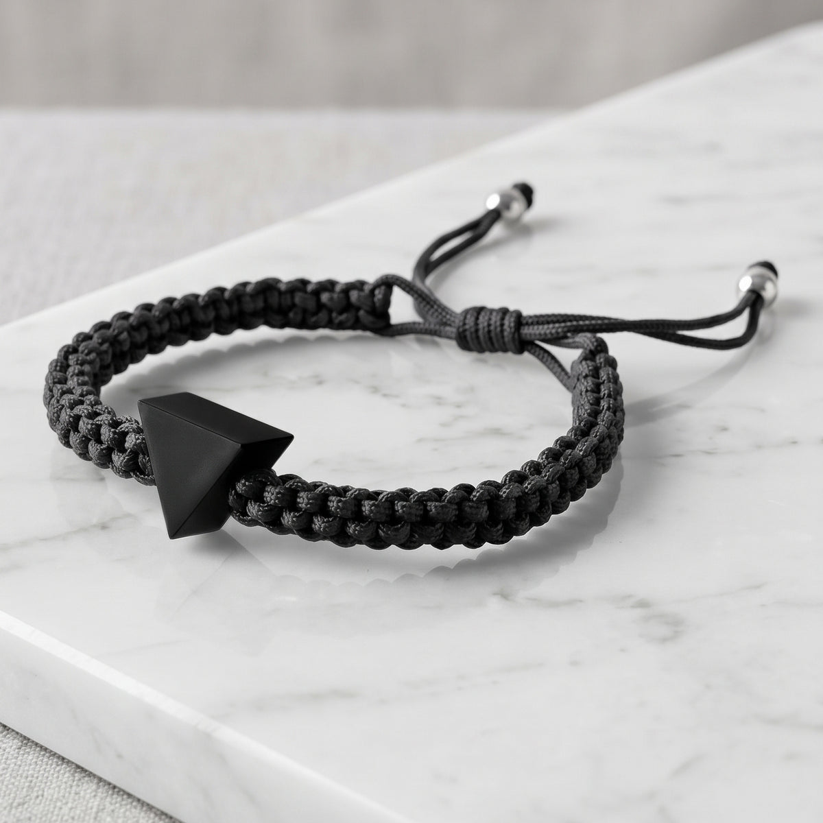 TINY TRIANGLE. PULSERA CON TRIANGULO NEGRO Y CORDON NEGRO
