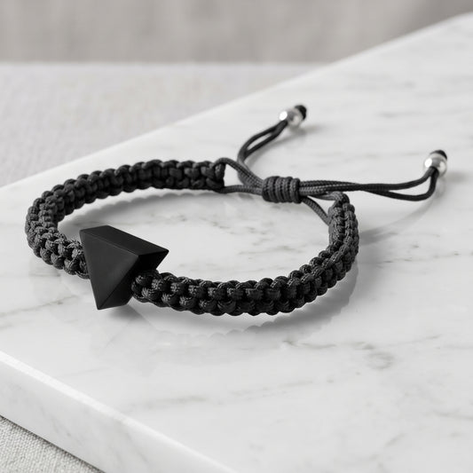 TINY TRIANGLE. PULSERA CON TRIANGULO NEGRO Y CORDON NEGRO