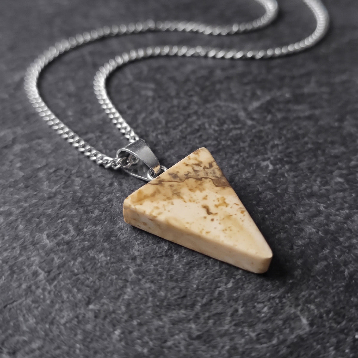 TRIANGLE JASPER.  COLLAR CADENA DE ACERO INOXIDABLE CON DIJE TRIANGULO