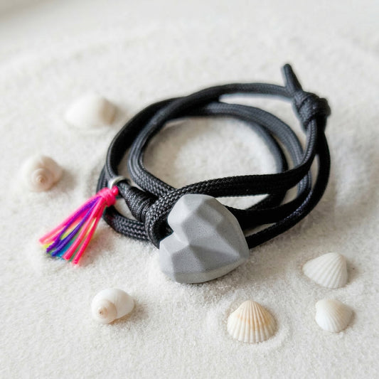 PULSERA CORAZON CONCRETO CORDON NEGRO