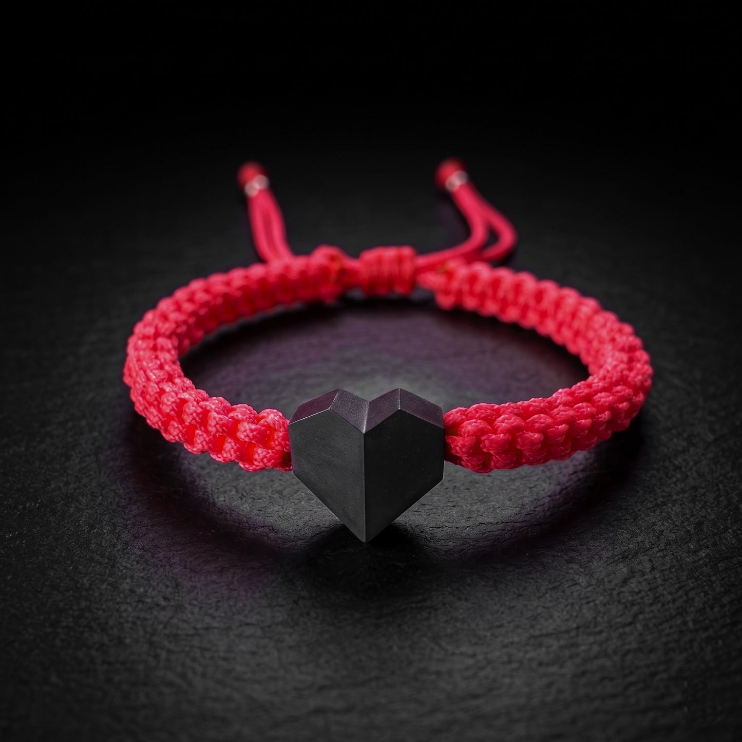 TINY LOVE. PULSERA CON CORAZON NEGRO Y CORDON TRENZADO ROJO