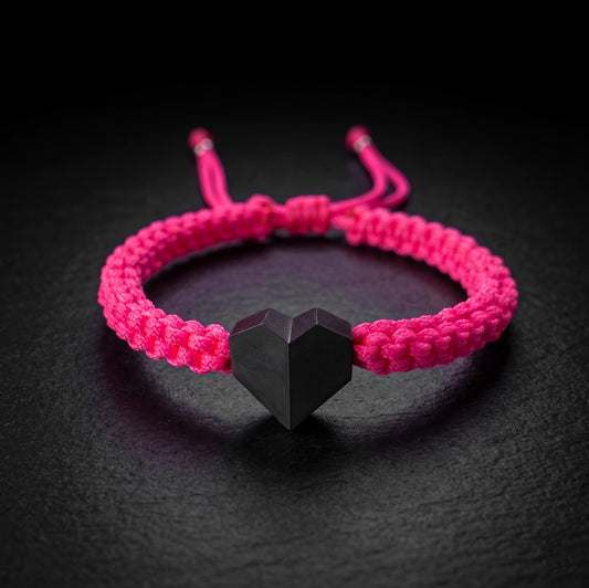 TINY LOVE. PULSERA CON CORAZON NEGRO Y CORDON TRENZADO ROSA NEON