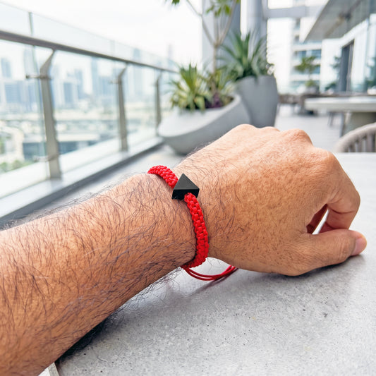 TINY TRIANGLE. PULSERA CON TRIANGULO NEGRO Y CORDON ROJO