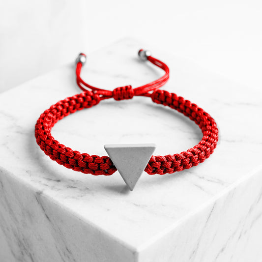 TINY TRIANGLE. PULSERA CON TRIANGULO Y CORDON ROJO