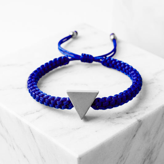 TINY TRIANGLE. PULSERA CON TRIANGULO Y CORDON AZUL MARINO