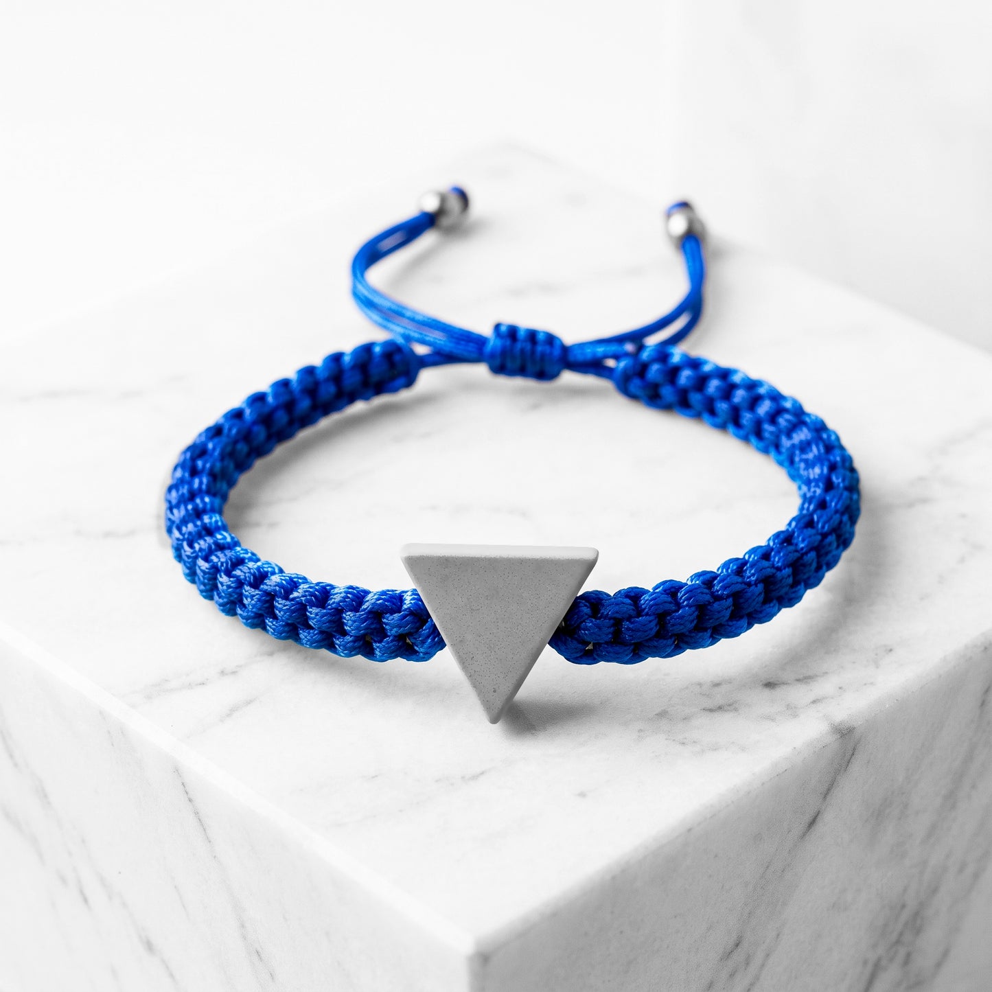 TINY TRIANGLE. PULSERA CON TRIANGULO Y CORDON AZUL MARINO