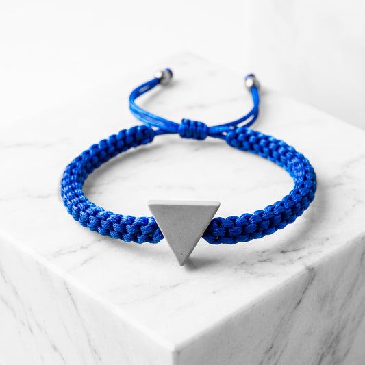 TINY TRIANGLE. PULSERA CON TRIANGULO Y CORDON AZUL MARINO