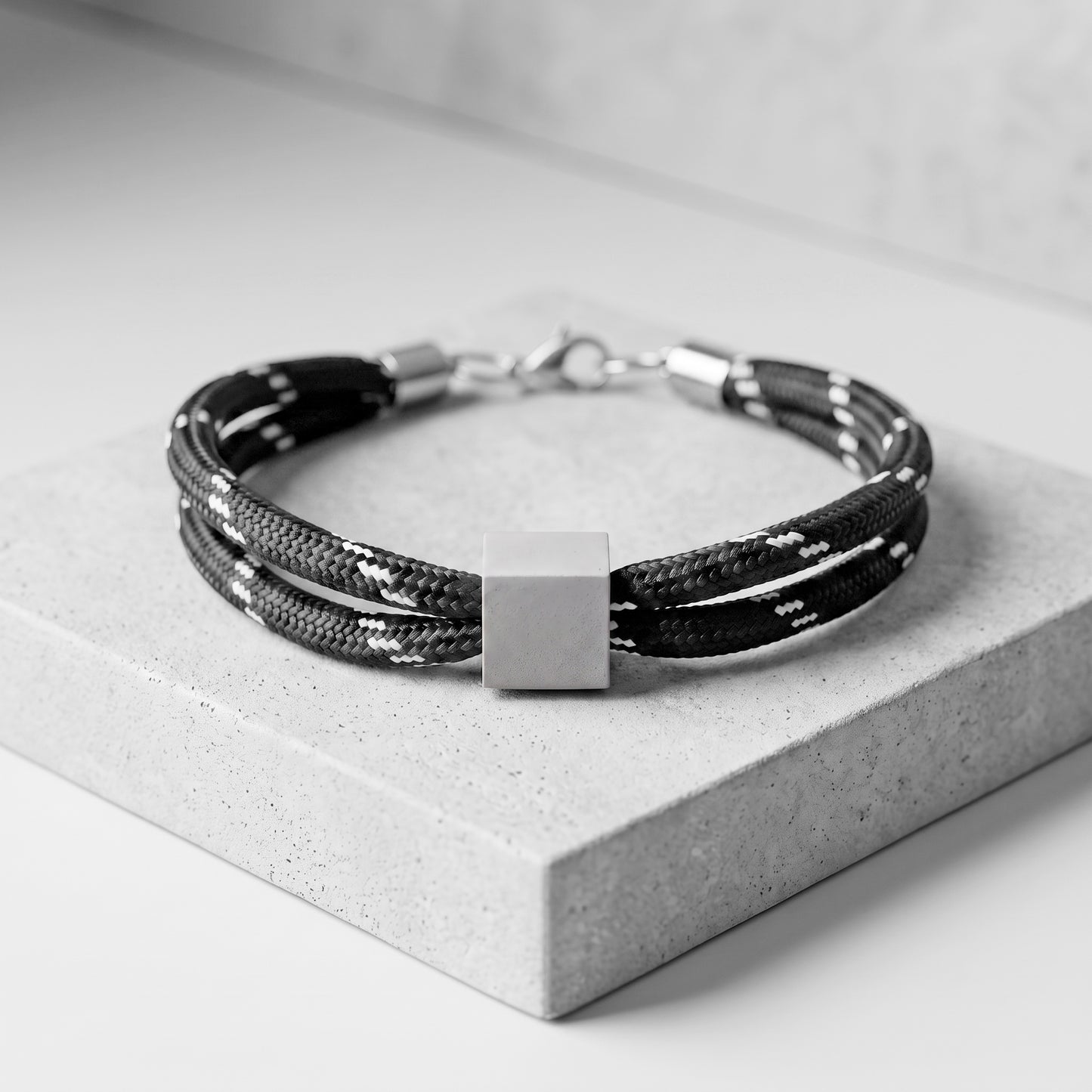 CUBE. PULSERA DOBLE CORDON, CUBO DE CONCRETO I