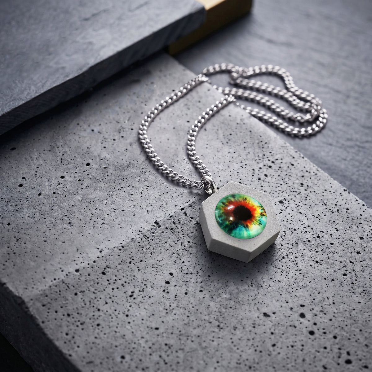 HEX EYE. COLLAR HEXAGONO CONCRETO CON OJO COLORES II