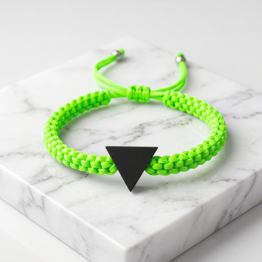 TINY TRIANGLE. PULSERA CON TRIANGULO NEGRO Y CORDON NEON