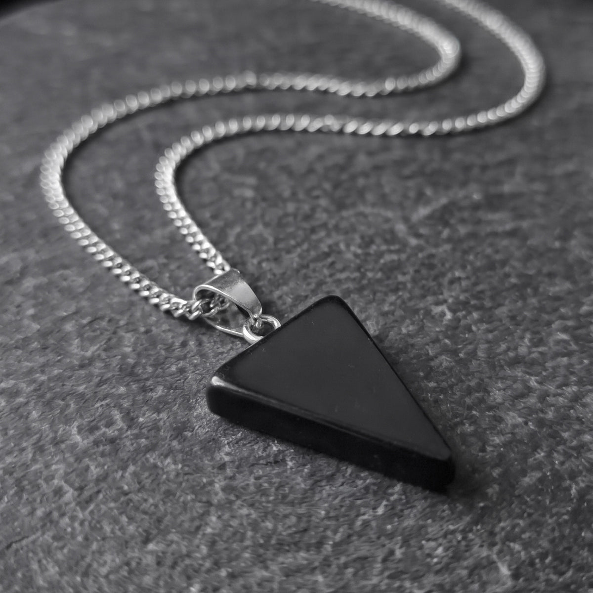TRIANGLE ONIX.  COLLAR CADENA DE ACERO INOXIDABLE CON DIJE TRIANGULO