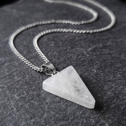 TRIANGLE QUARTZ.  COLLAR CADENA DE ACERO INOXIDABLE CON DIJE TRIANGULO