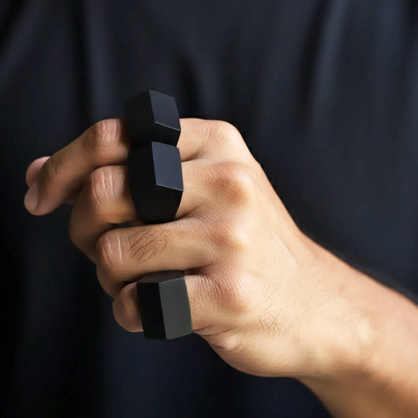 ANILLO TRIANGULAR NEGRO