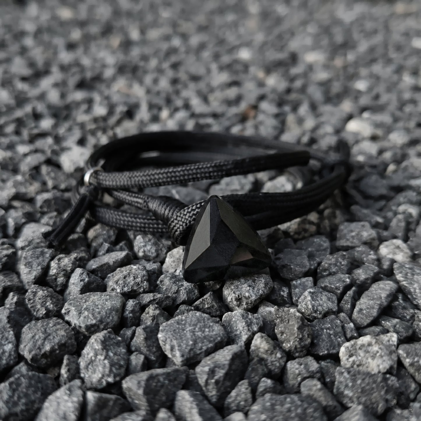 AESTHETIC TRIANGLE DARK, PULSERA TRIANGULO DE CONCRETO