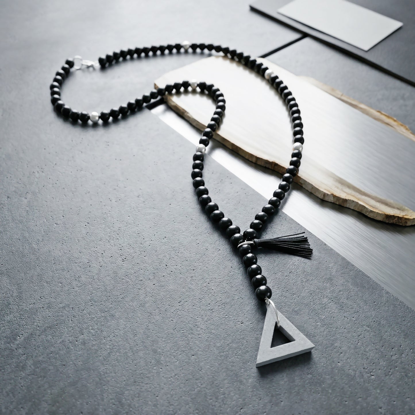 COLLAR ONIX CON TRIANGULO CONCRETO